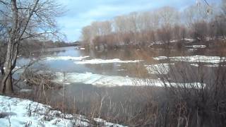 preview picture of video 'апрель - лед плывет по реке'