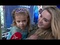 IJskunst op kerstmarkt in Almere.
