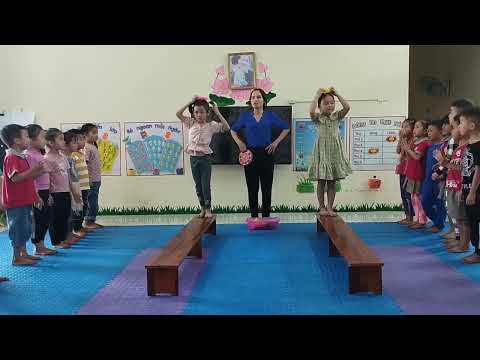 PTVĐ "Đi trên ghế thể dục đầu đội tíu cát" trẻ 5 -6 tuổi A3 cô giáo  Phạm Thị Tuyền