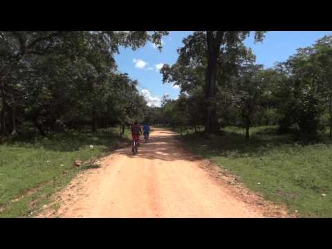 A trilha para Shiva Devale nº 2 em Polonnaruwa