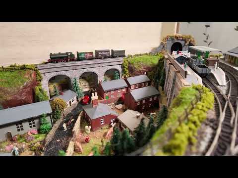SUITCASE TRAINS - LAYOUT 176