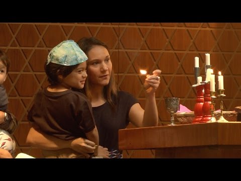 Children Get An Introduction To Shabbat at The Huntington Jewish Center