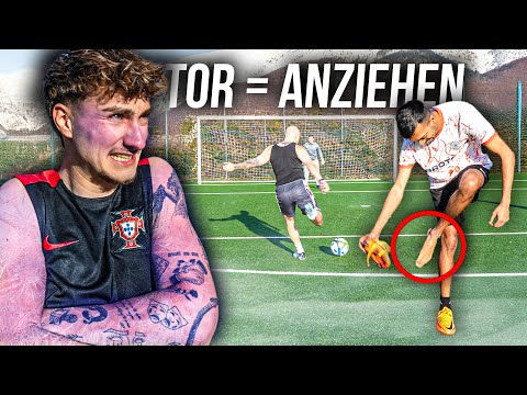 KÄLTESTE STR!P FUßBALL CHALLENGE! *TOR = ANZIEHEN*