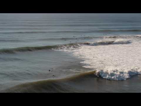 Drone footage ng surfing sa Lennox Head