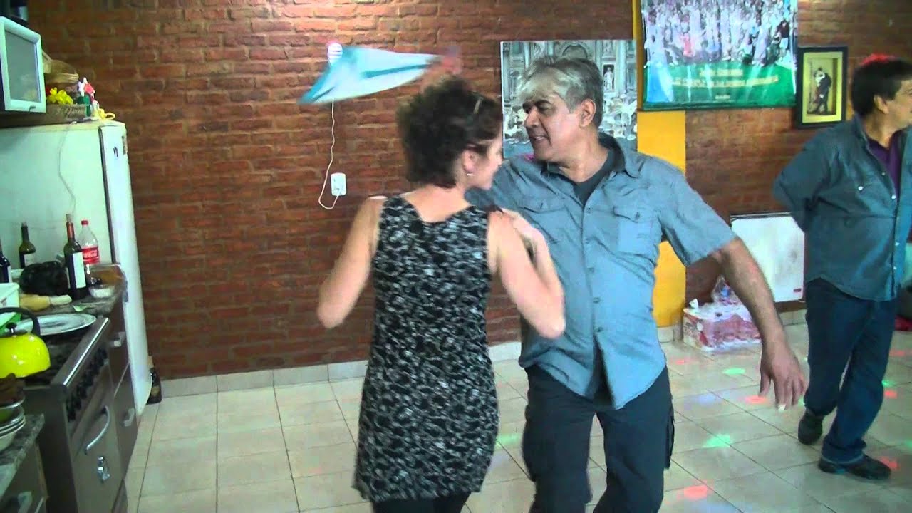 Ana Miguel y Osvaldo Roldan bailan zamba