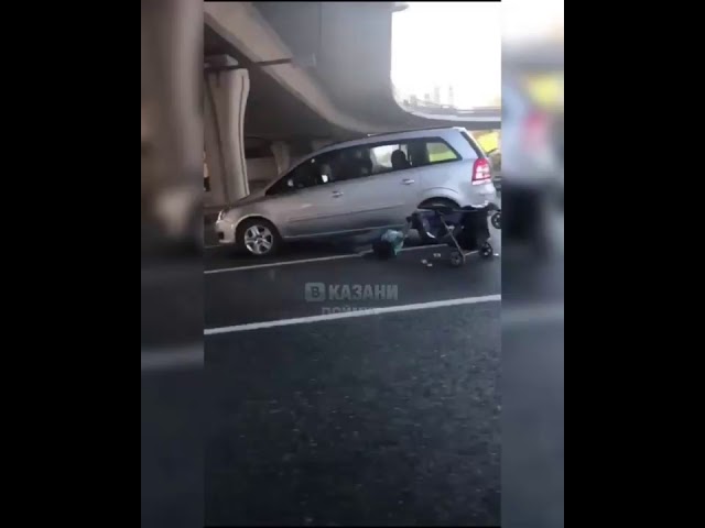 Казанда коляскалы хатын-кызны чит ил машинасы бәрдергәнен видеога төшергәннәр