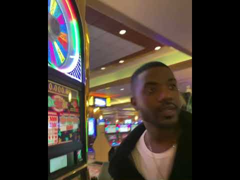QUEENZFLIP TROLLZ RAY J AT THE CASINO AND THEN THINGS GO LEFT