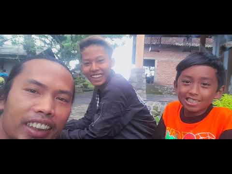 Arya Satria bersama anak dan istri juga keponakanya lagi makan bersama