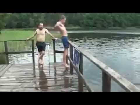 caida cómica en el estanque