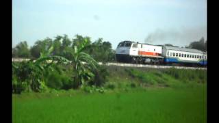 preview picture of video 'Kereta Api Sancaka pagi menanjak'