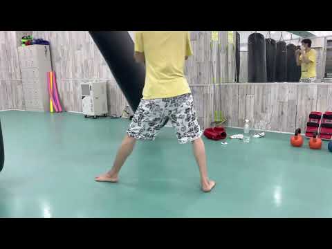 右の三日月蹴り