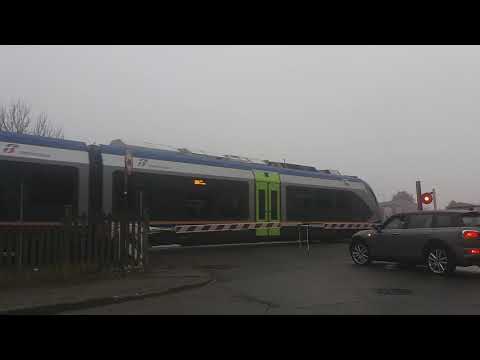 Minuetto Diesel in transito al passaggio a livello