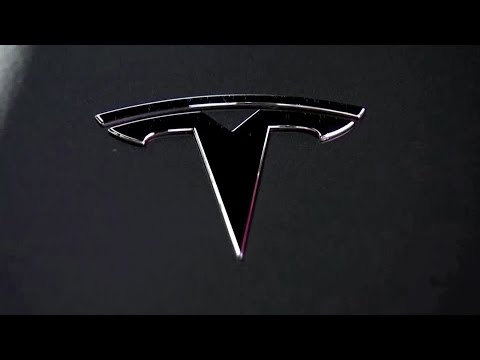 特斯拉股價在標普500指數首秀中下滑 (Tesla shares slump in S&P 500 debut)