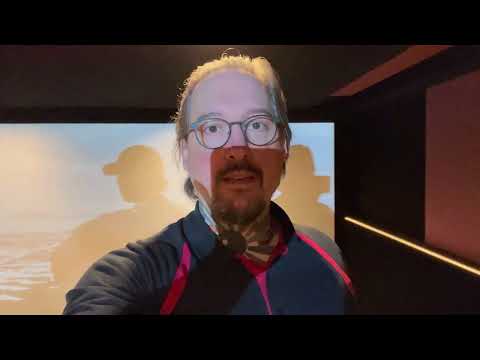 Kurz & knackig - Dennis im Heimkino mit 4.48 m breiter Rahmenleinwand. Ein erster Blick.