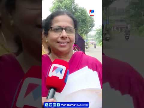 സ്ഥാനാർത്ഥിക്ക് വഴികാട്ടാന്‍ നായ; തിരഞ്ഞെടുപ്പ് പാച്ചിലിനിടെ കൗതുക കാഴ്ച