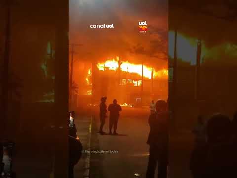 Grande incêndio atinge prédio da UFPE no Recife