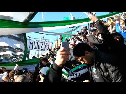 "La Gloriosa alentando contra tiro" Barra: La Gloriosa &bull; Club: Villa Mitre