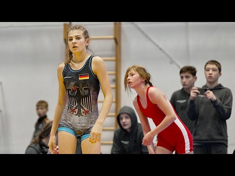 U17 M. Sõtseva (EST) vs E. Kulis (GER) 43kg. Youth girls freestyle wrestling.