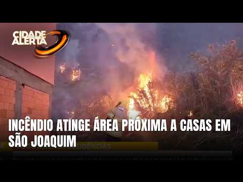 Fogo atinge área próxima a residências na Serra de Santa Catarina
