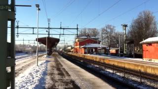 preview picture of video 'Green Cargo class Rc3 Electric locomotive pulling mailtrain to Stockholm past Alingsås station.'