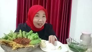 Download lagu Omelet, Chili Sauce, Fresh Vegetables, and Spinach Soup mp3