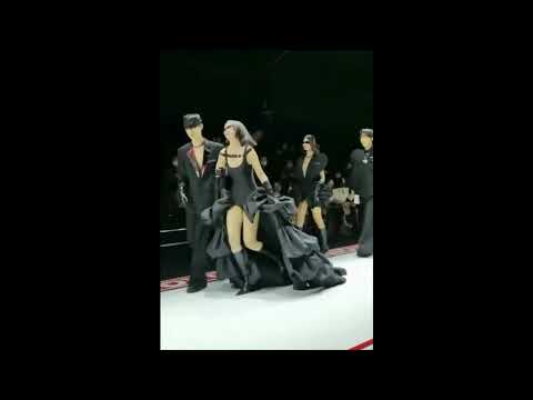 Model FALLS TWICE during DaqingLiu Spring/Summer 2022 Fashion Show (Shenzhen Fashion Week)