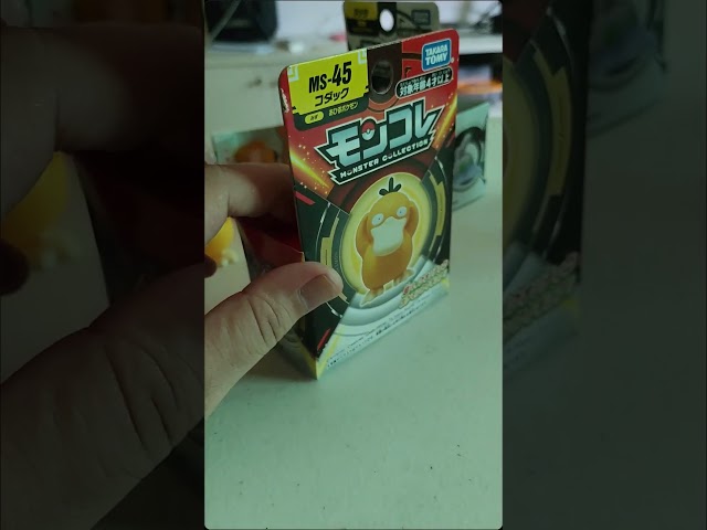 Vídeo relacionado con Pokémon Center: Bufanda de punto Psyduck Holiday (talla única), Multi colorido, Uno talla Solamente
