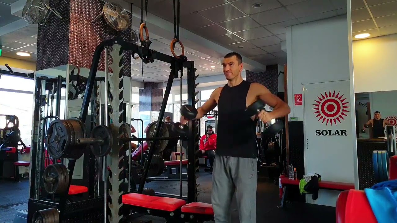 Ridicări laterale, cu coatele flexate, din stând, cu gantere