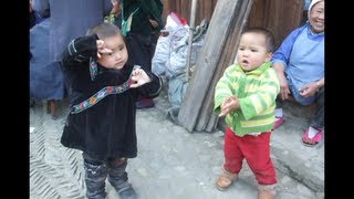 preview picture of video '中国貴州省のミャオ族の子どもたちの歌と踊りがカワイイ！'