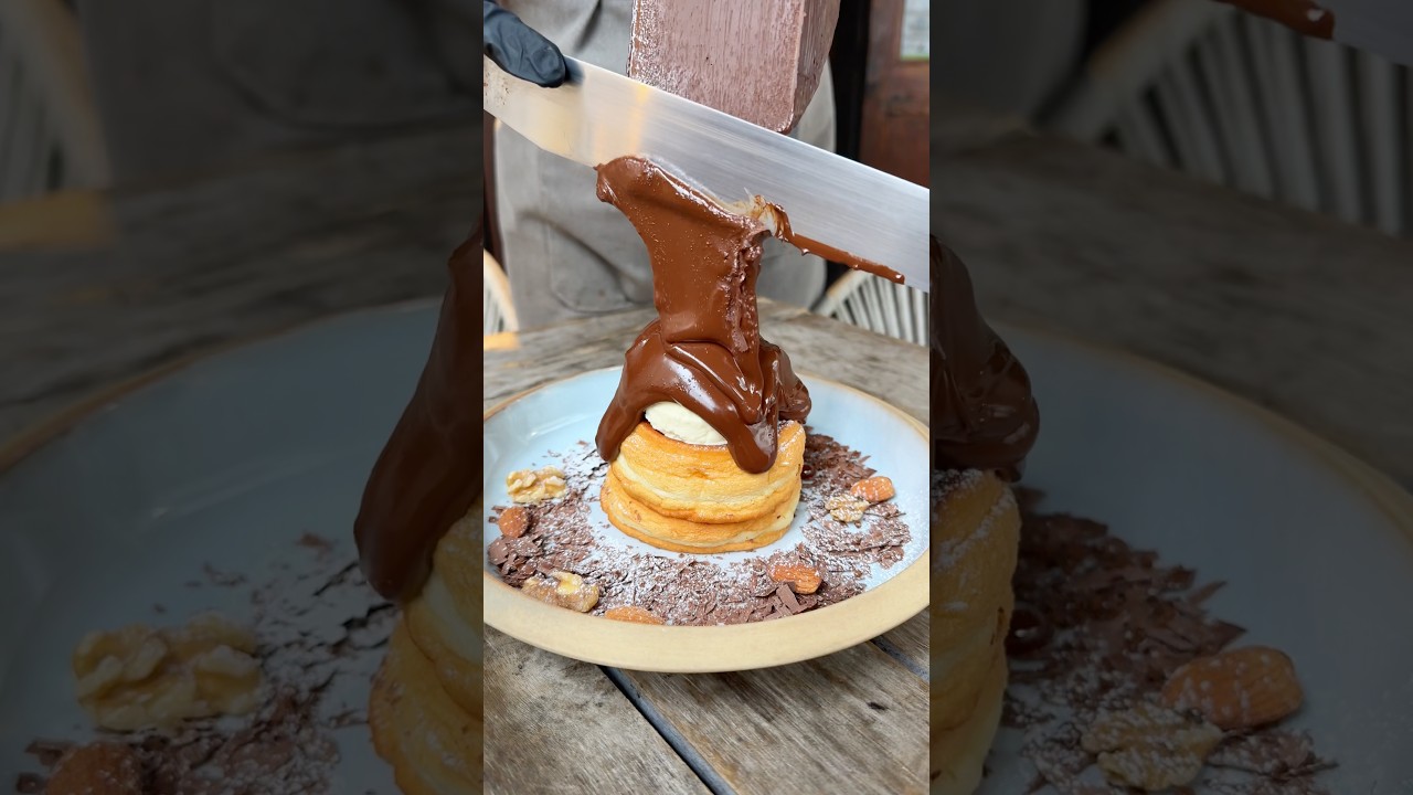 濃厚ラクレットチョコを流しかける至高のパンケーキ(The Supreme Pancakes Drenched in Rich Raclette Chocolate)