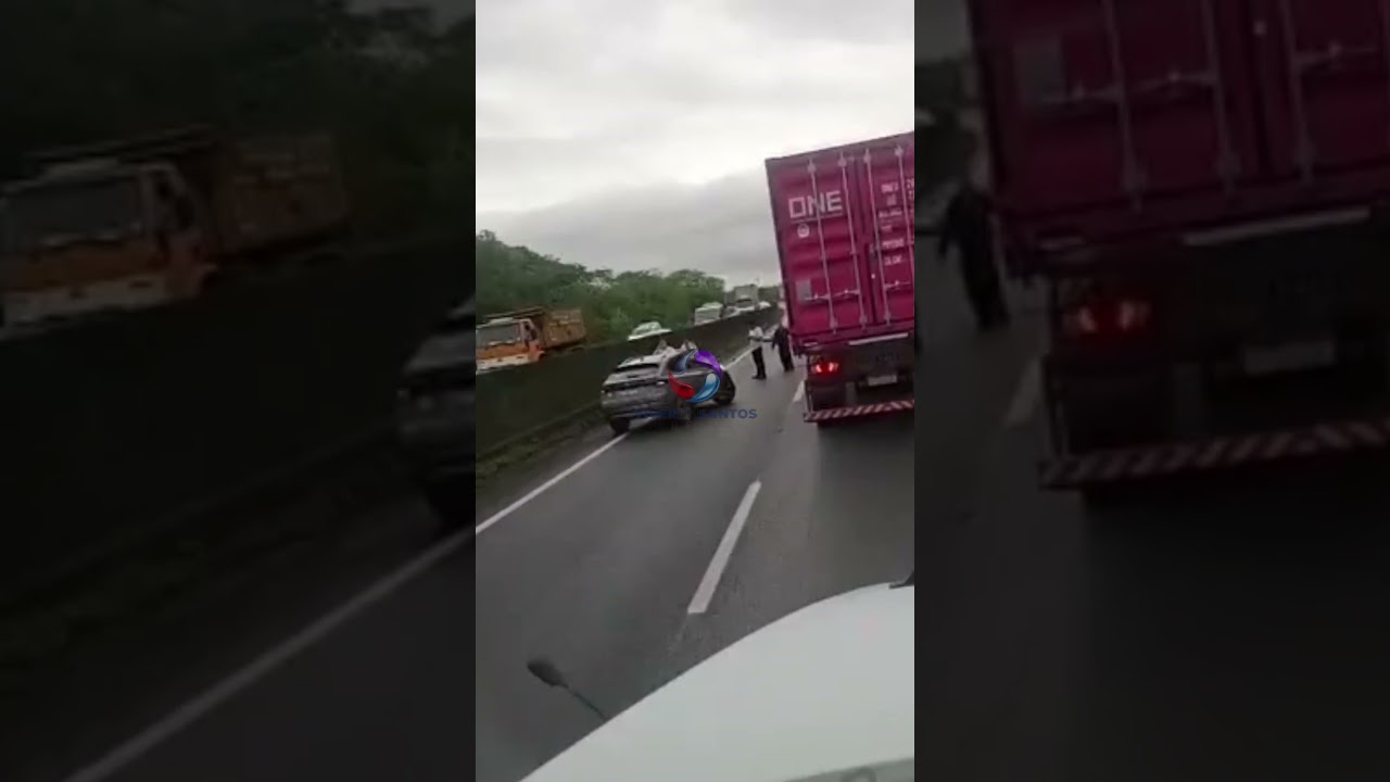Motociclista morre após colidir com carreta em Cubatão.