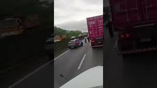 Motociclista morre após colidir com carreta em Cubatão.