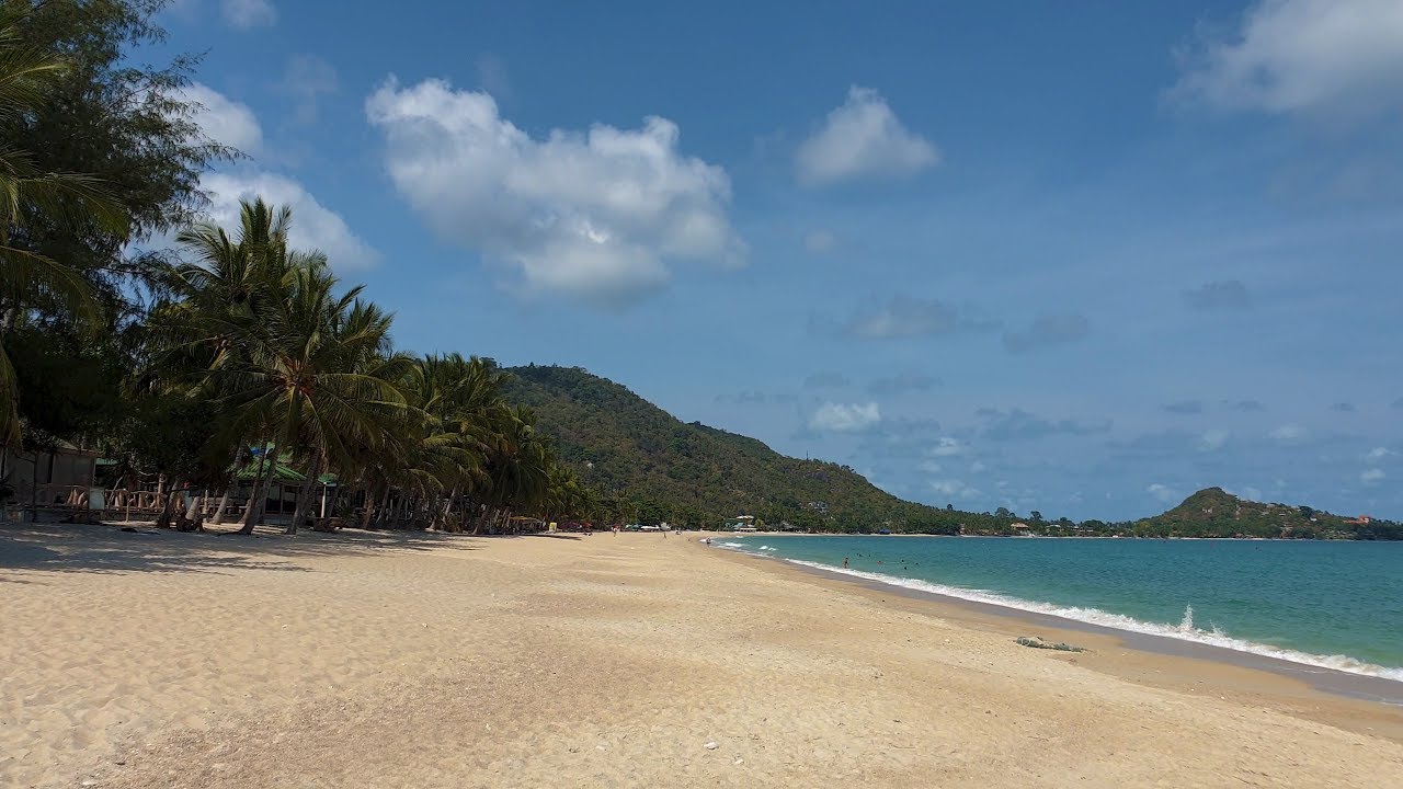 Experience the captivating allure of Lamai Beach's stunning visuals.