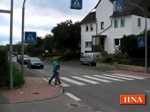 Kurzclip: Brenzlige Verkehrssituation am Zebrastreifen