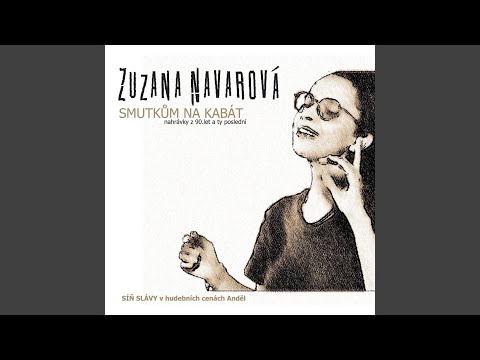 Sedávám na domovních schodech