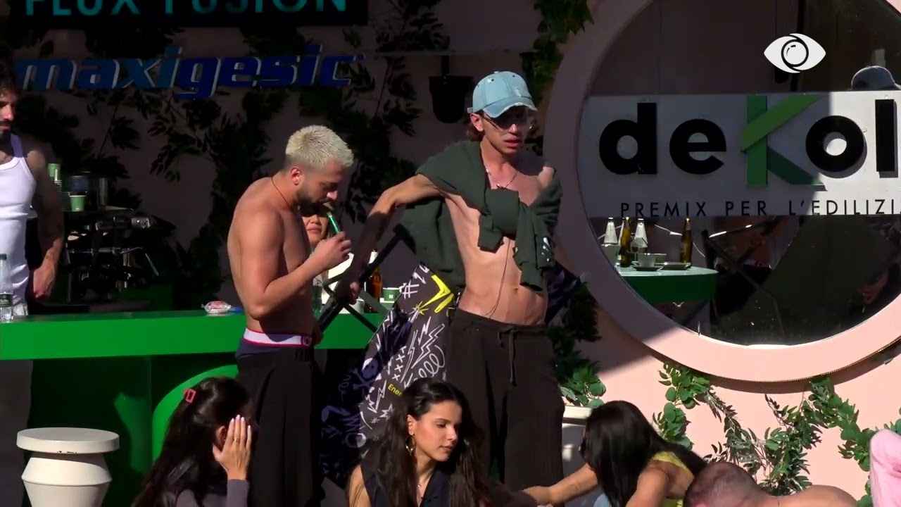 Vserlo merr shezllonin, Gjesti tenton t'ia marrë, Egli ulet mbi të