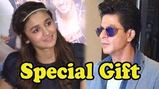 Shah Rukh Khan Gave Alia Bhatt A Very Interesting Gift!