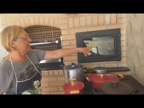 Comida no fogão a lenha.