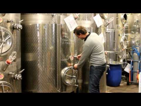 Johannes Thörle stellt den Weisswein Sylvaner Gutswein vom Weingut Thörle vor