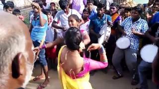 2 Tamil Girls amazoing Dancing for Tamilnadu Folk 