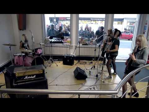 MAID OF ACE - MINIMUM WAGE (LIVE @ BBC INTRODUCING)