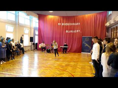 Ślubowanie klas I - występ szkolnego zespołu (Patrycja Duda)
