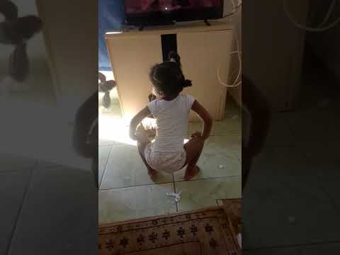 Menina de 2 anos dança que nem adulto