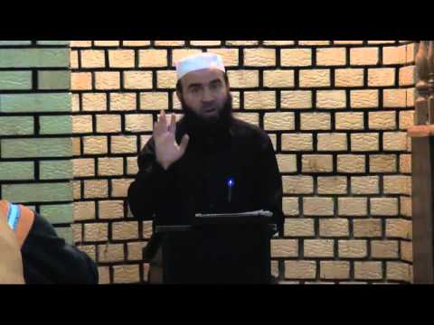 Hasan Basriu i cili kaloj pranë një "çajtore" - Hoxhë Jusuf Hajrullahu