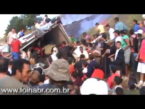 Multidão saquea carreta da Sadia - Vale a Pena ver de Novo