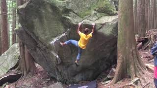 Video thumbnail de Swami of the creek, V4. Lynn Valley Boulders