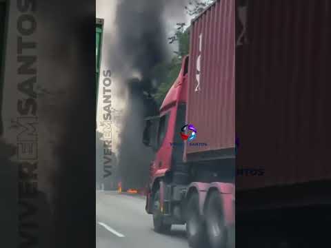 Caminhão pega fogo na Rodovia Cônego Domênico Rangoni, sentido Guarujá.