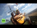 Новосибирские музыканты сыграли «Марш авиаторов» во время полета на параплане ...
