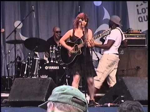 Emmanuelle Julien chante Stairway sur la scène de blues (F.I.J.M.) le 06 juillet 2012