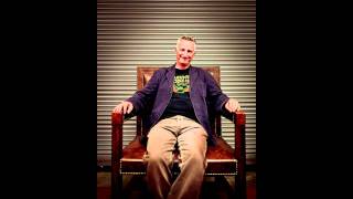 BILLY BRAGG : GREAT story about Morrissey &amp; Woody Guthrie cover live